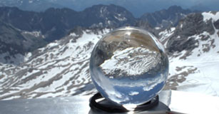 清晰的雪球在高山栖息地前面的图像